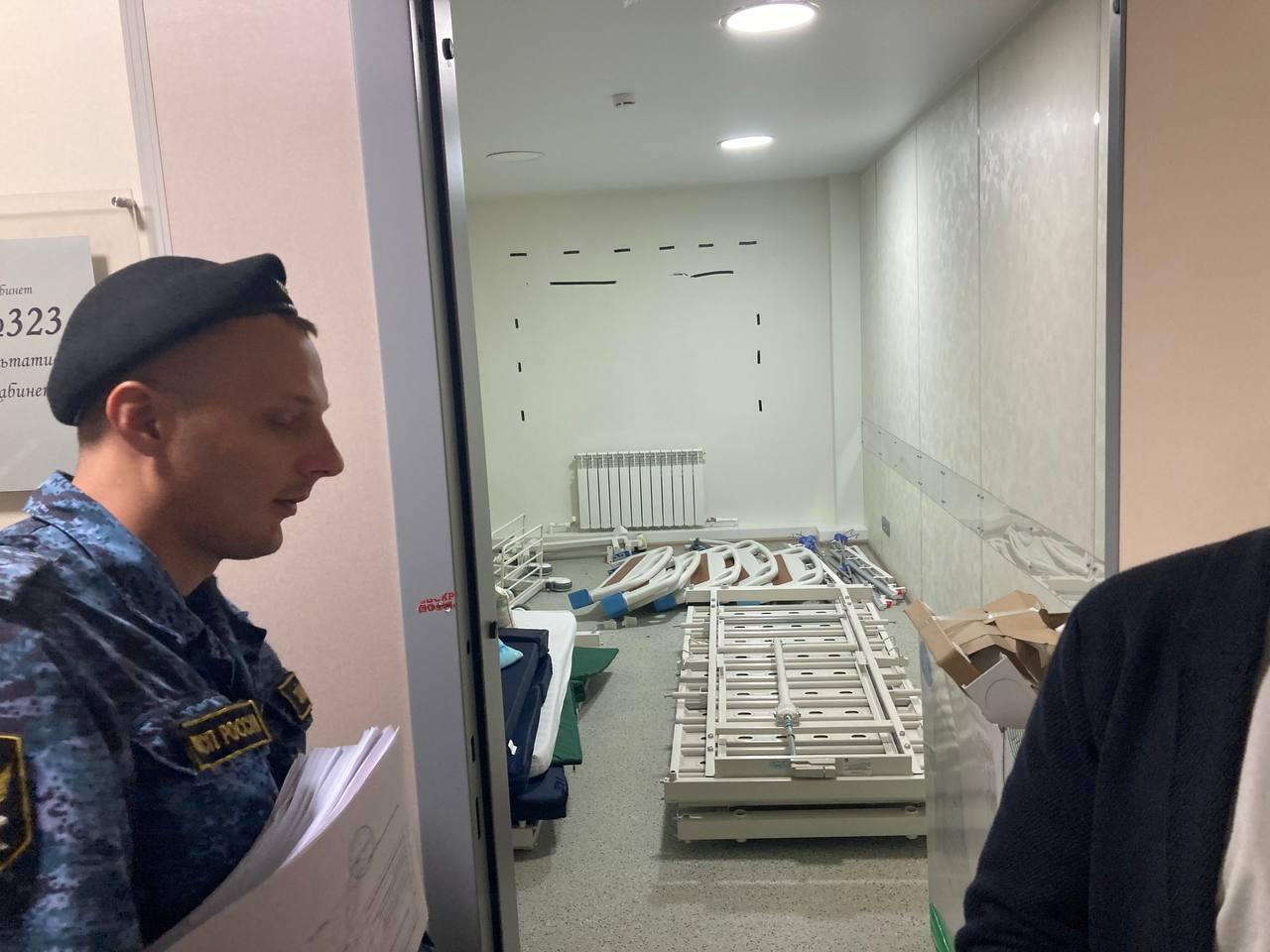 Фото В Новосибирске приставы арестовывают имущество клиники «1+1» 4